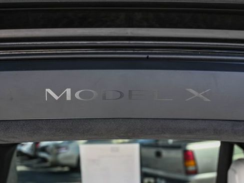 Used 2022 Tesla Model X image 18
