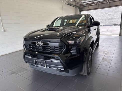 Used 2024 Toyota Tacoma TRD Sport AWD/4WD image 3