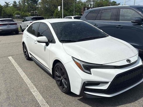 Used 2023 Toyota Corolla SE FWD image 3