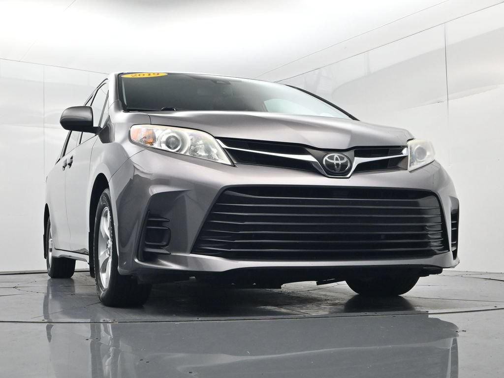 Used 2019 Toyota Sienna LE w/ Carpet Mat Package FWD image 33
