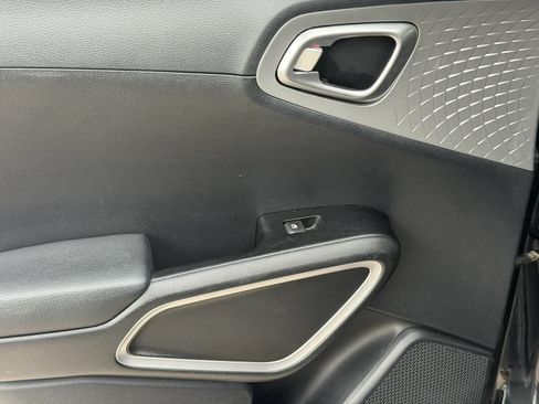 Used 2023 Kia Soul LX w/ LX Technology Package FWD image 17