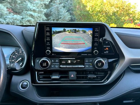 Used 2021 Toyota Highlander XLE AWD/4WD image 30