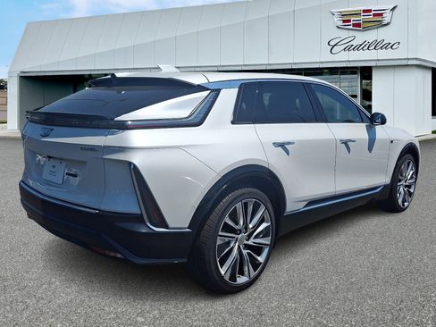 Used 2025 Cadillac Lyriq Luxury AWD/4WD image 6