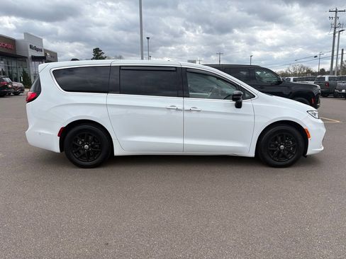 Used 2024 Chrysler Pacifica Touring-L FWD image 2