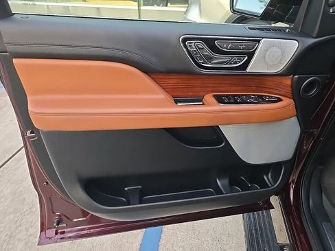 Used 2019 Lincoln Navigator Reserve AWD/4WD image 12