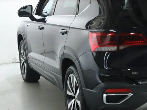 Certified 2022 Volkswagen Taos SE w/ Panoramic Sunroof Package AWD/4WD image 44