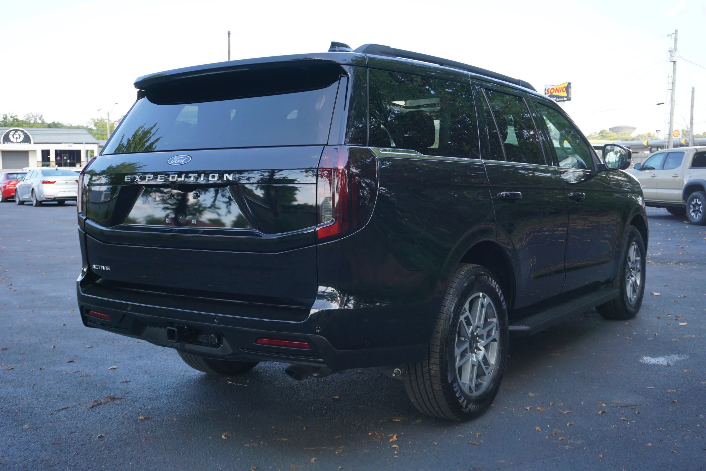 Used 2025 Ford Expedition Active RWD image 6