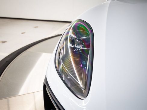 Certified 2023 Porsche Macan AWD/4WD image 13