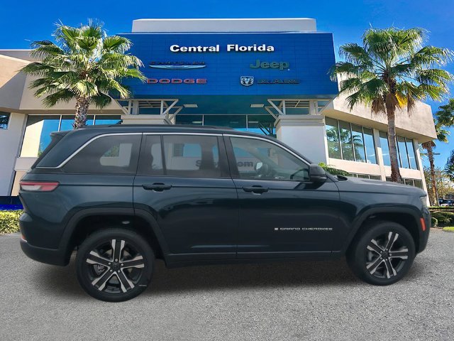 New 2027 Jeep Grand Cherokee Limited RWD image 3