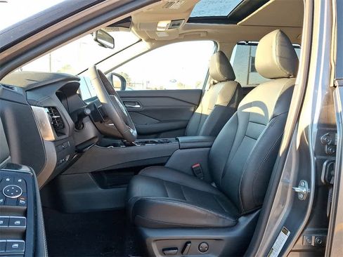 Used 2024 Nissan Rogue SL w/ SL Premium Package image 12