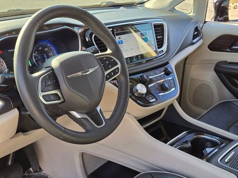 Used 2024 Chrysler Pacifica Limited image 11