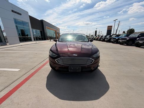 Used 2018 Ford Fusion SE w/ Fusion SE Technology Package image 2