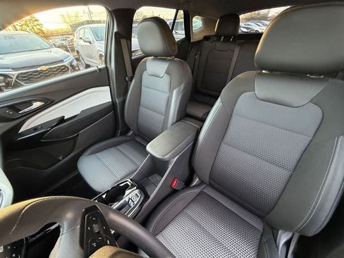 Used 2025 Chevrolet Trax LT image 34