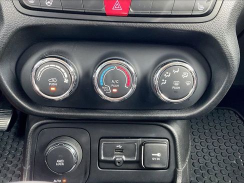 Used 2017 Jeep Renegade Latitude w/ Cold Weather Group AWD/4WD image 32