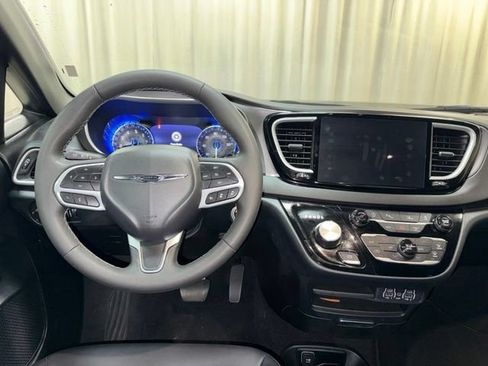 Used 2025 Chrysler Pacifica Select FWD image 15