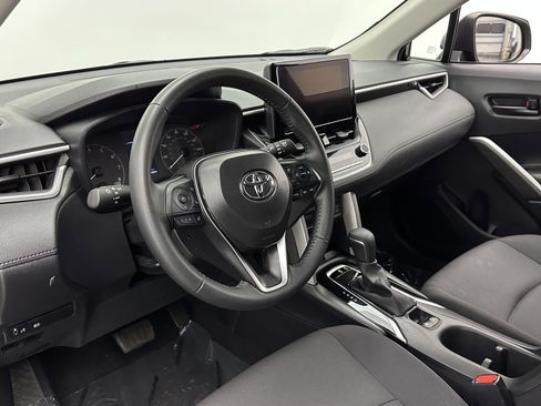 Used 2025 Toyota Corolla Cross LE image 8