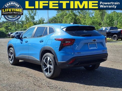 Used 2024 Chevrolet Trax RS w/ Sunroof Package FWD image 7