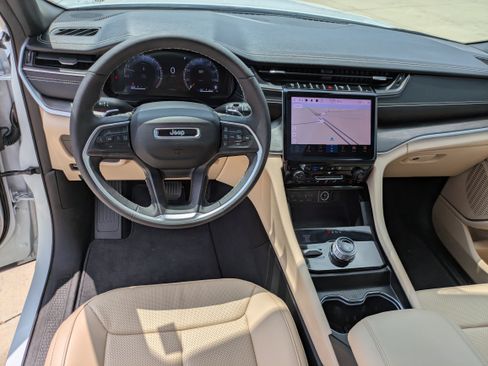 Used 2025 Jeep Grand Cherokee L Limited w/ Luxury Tech Group II AWD/4WD image 14