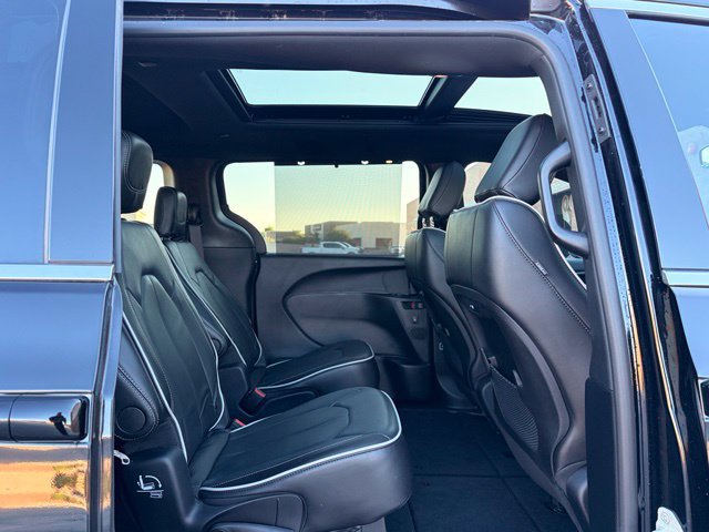 Used 2026 Chrysler Pacifica Limited FWD image 19