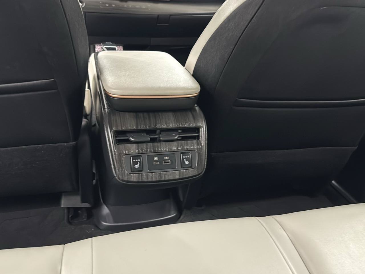 Used 2024 Nissan Ariya AWD image 16