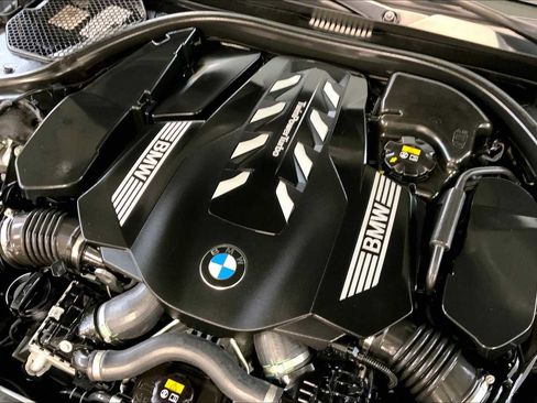 Used 2021 BMW 750i xDrive w/ Autobahn Package image 31