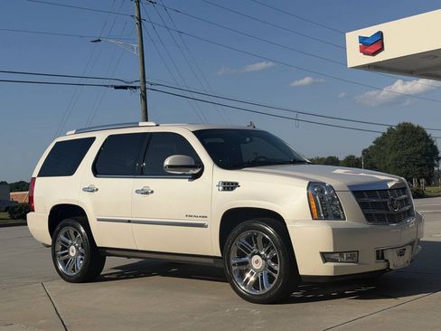 Used 2011 Cadillac Escalade Platinum AWD/4WD image 3