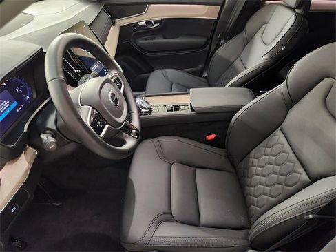 Used 2025 Volvo XC90 B5 Plus image 14