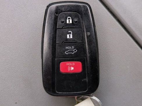 Used 2023 Toyota Highlander XLE AWD/4WD image 28