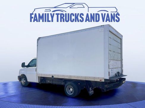 Used 2017 Chevrolet Express 4500 RWD image 2