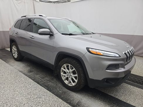 Used 2017 Jeep Cherokee Latitude w/ Cold Weather Group AWD/4WD image 2