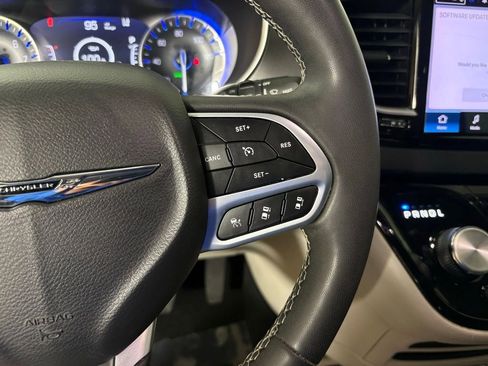 Used 2023 Chrysler Pacifica Touring-L FWD image 21