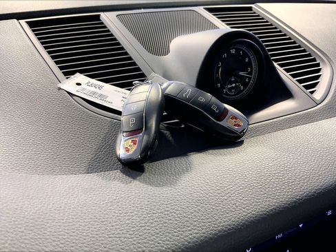 Used 2023 Porsche Macan image 21