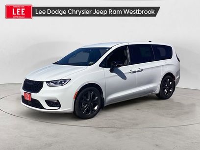 New 2026 Chrysler Pacifica Select
