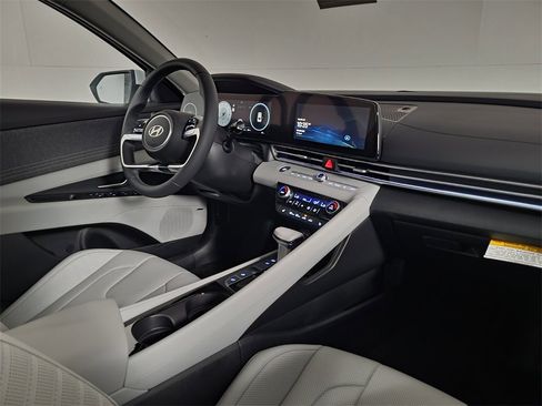 New 2025 Hyundai Elantra Limited image 24