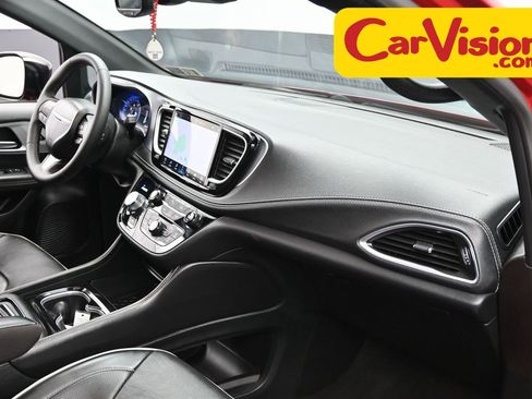 Used 2025 Chrysler Pacifica Limited image 39