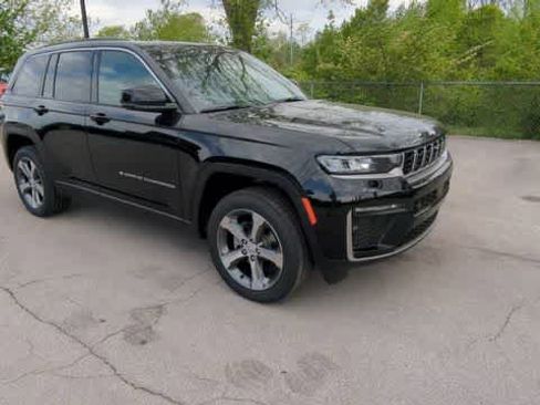 New 2026 Jeep Grand Cherokee Limited w/ Luxury Tech Group II AWD/4WD image 2
