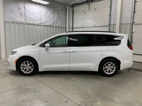 Used 2022 Chrysler Pacifica Touring-L image 4