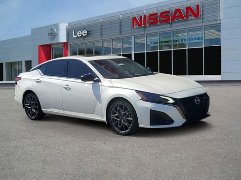 Certified 2023 Nissan Altima 2.0 SR FWD image 1