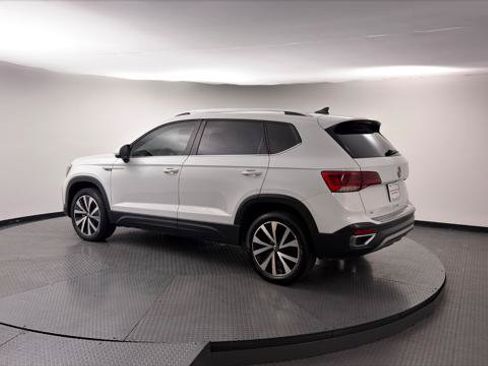 Used 2022 Volkswagen Taos SE FWD image 6