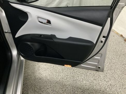 Used 2018 Toyota Prius Three image 20