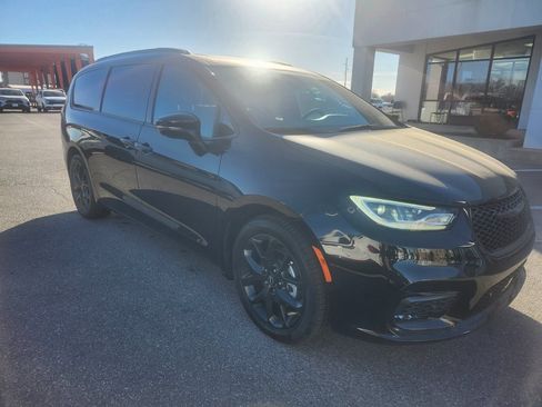 New 2026 Chrysler Pacifica Limited image 6