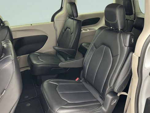 Used 2024 Chrysler Pacifica Touring-L FWD image 13