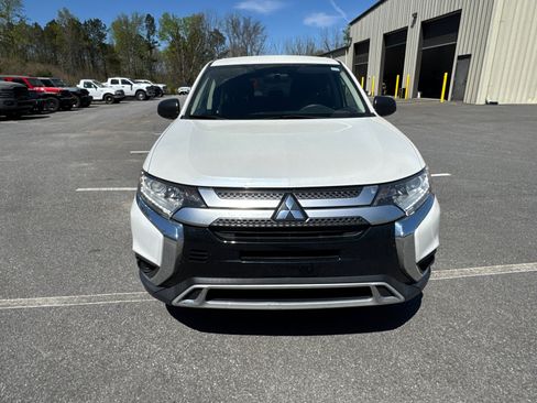 Used 2020 Mitsubishi Outlander ES image 2