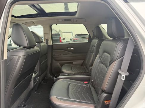 Used 2023 Nissan Pathfinder Platinum image 8