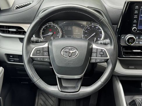 Used 2022 Toyota Highlander XLE AWD/4WD image 31