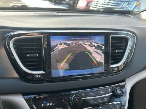 Used 2024 Chrysler Pacifica Touring-L image 27