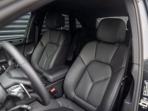 Used 2026 Porsche Macan AWD/4WD image 5