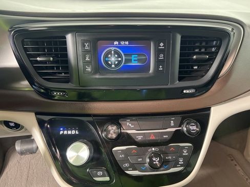 Certified 2017 Chrysler Pacifica Touring-L image 16