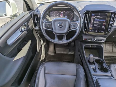 Used 2021 Volvo XC40 T5 Momentum w/ Premium Package image 16