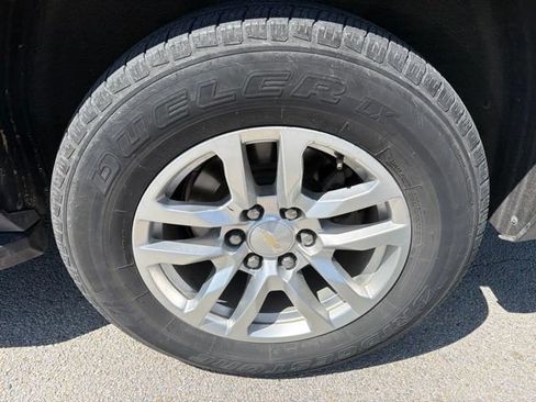 Used 2022 Chevrolet Suburban LT w/ Luxury Package RWD image 18